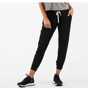 Vuori black performance jogger crop size small
